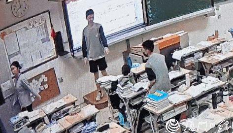 地震时你背同学往外冲的模样真帅_地震无情，人间有爱