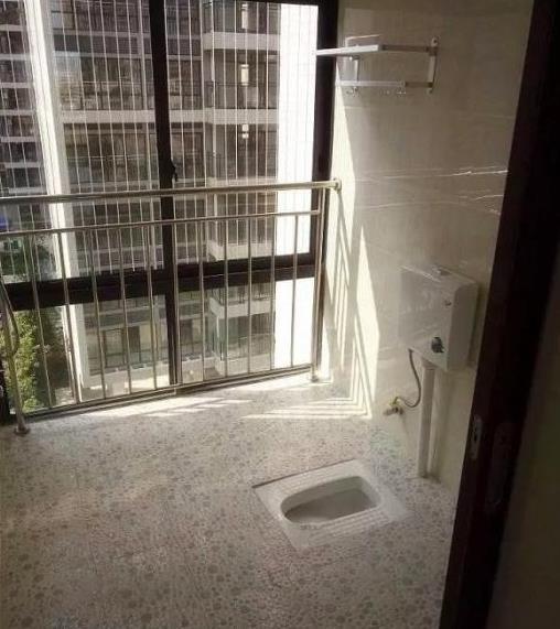 医院回应女厕所安装透明落地窗_医院女厕所装透明玻璃后续：医院回应，施工方被质疑，网友怒了